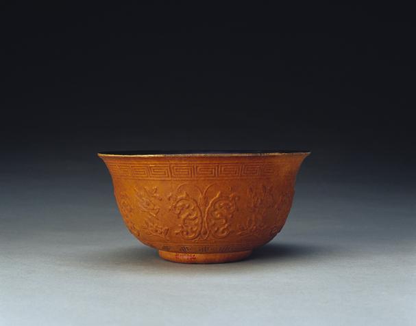 乾隆款匏制折枝花蝶纹碗