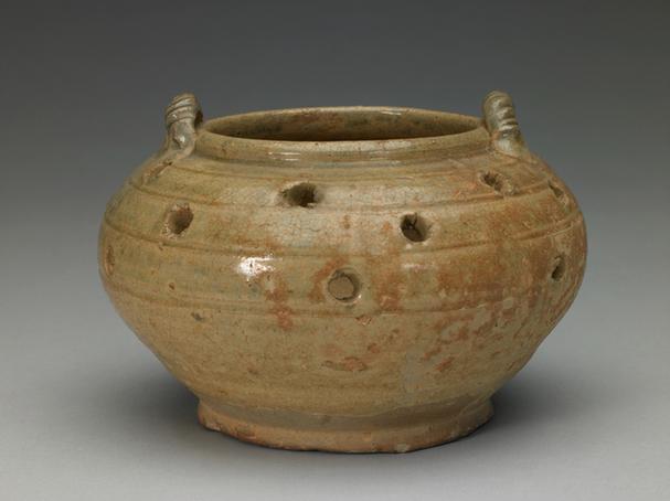 青釉镂孔弦纹绳耳罐