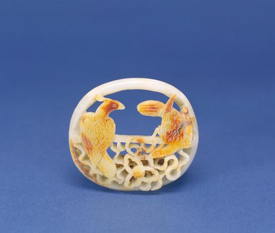 带皮青玉镂雕鹦鹉纹带环