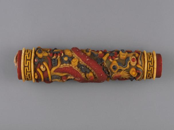 五彩云龙纹圆蜡