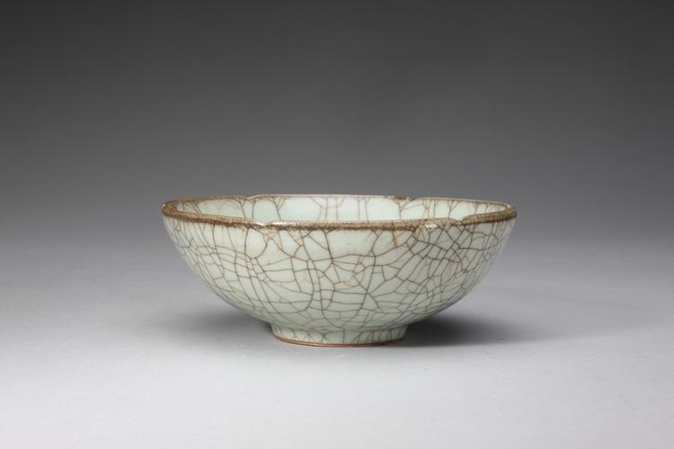 哥窑青灰釉葵口碗