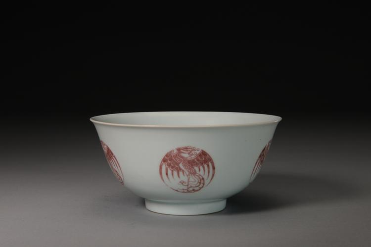嘉庆款釉里红团凤纹碗