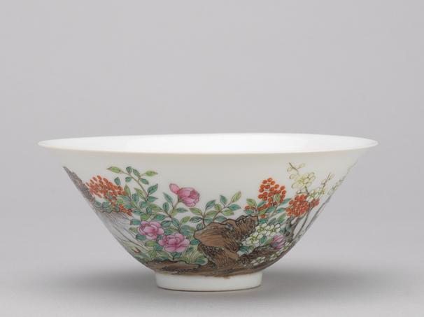 嘉庆款粉彩三羊纹碗