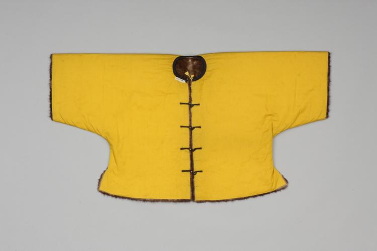 明黄色团龙纹暗花江绸貂爪仁皮马褂