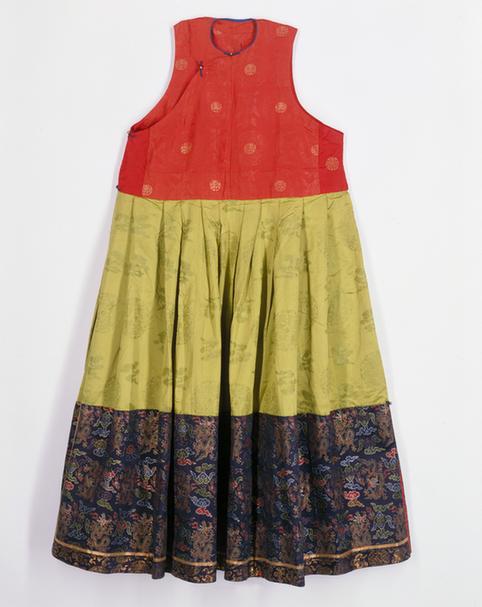 大红色织金缎接绿色暗花缎接石青色云龙纹妆花缎朝裙