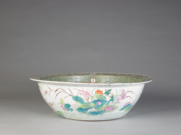 华滋堂款里白地绿彩锦纹团寿字外粉彩花卉纹盆