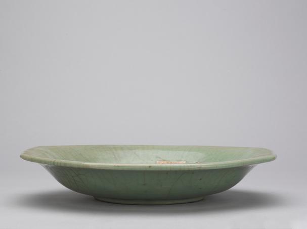 龙泉窑青釉刻花八方盘