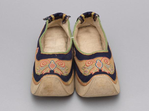 杏黄色缎缉线绣蝴蝶纹皂鞋