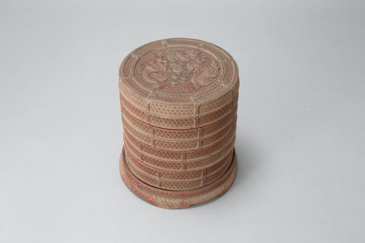 剔红三狮戏球图带座三层圆套盒