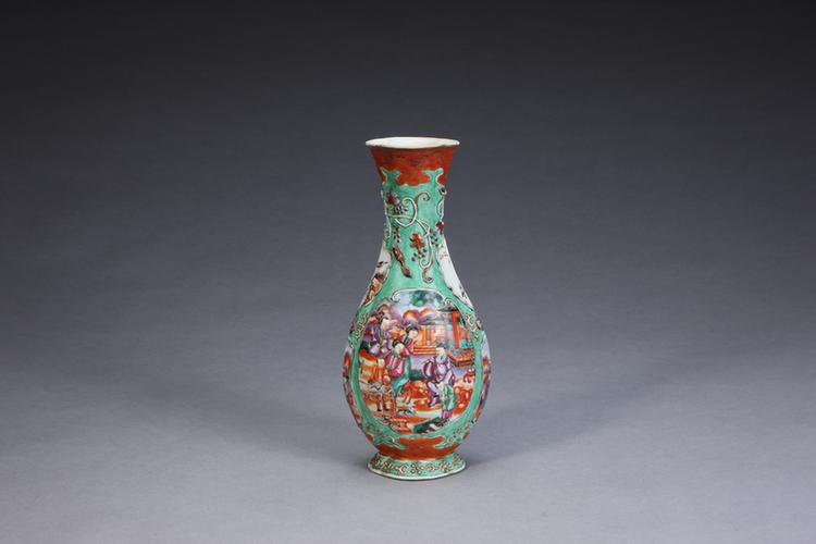 广彩绿地开光人物图海棠式瓶