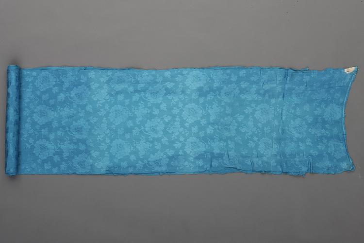 月白色蝶报富贵纹绉绸