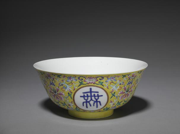 光绪款黄地粉彩花卉纹“万寿无疆”碗