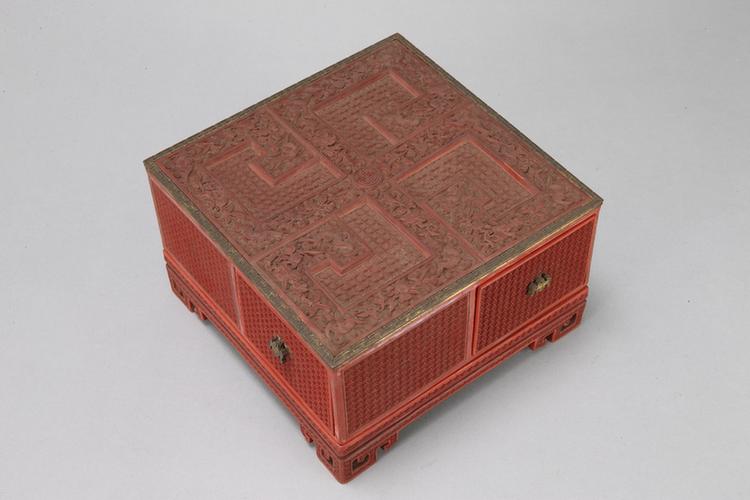 剔红锦地花果暗八仙纹方匣