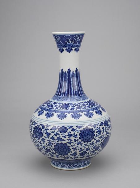 嘉庆款青花缠枝莲纹赏瓶