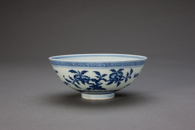 青花折枝花果纹碗