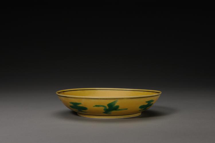 宣统款里黄地紫绿彩云龙纹外黄地绿彩云鹤纹盘