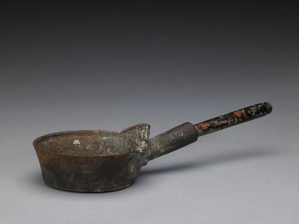 木黑漆柄铁熨斗