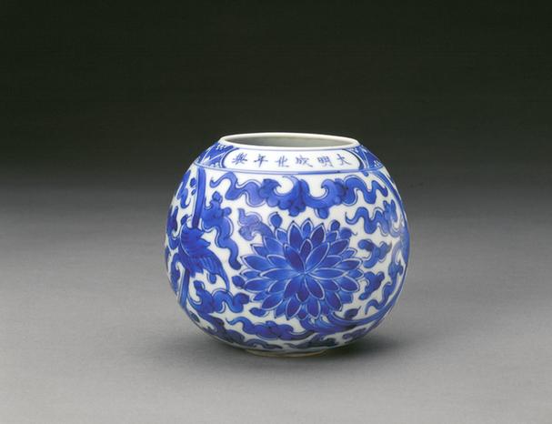 青花缠枝莲纹水丞