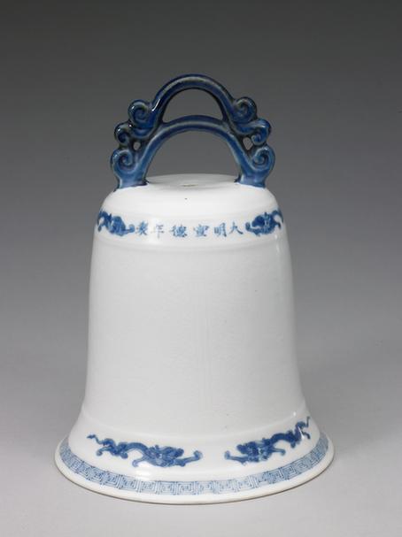 宣德款青花螭虎暗海水纹钟