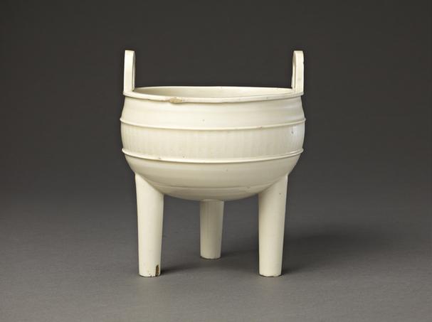 德化窑白釉刻弦纹双耳三足炉