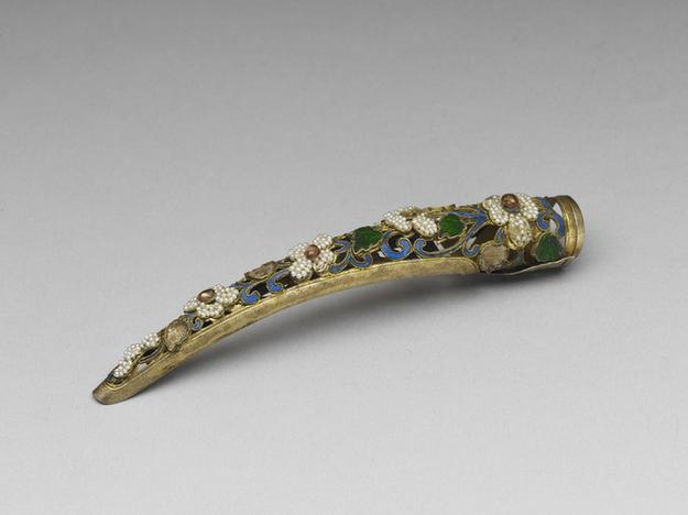 点翠嵌宝石缉米珠镂空指甲套