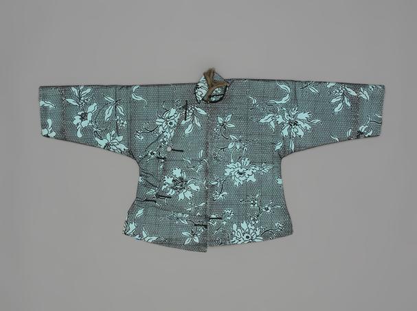 月白色牡丹纹漳缎灰鼠皮马褂