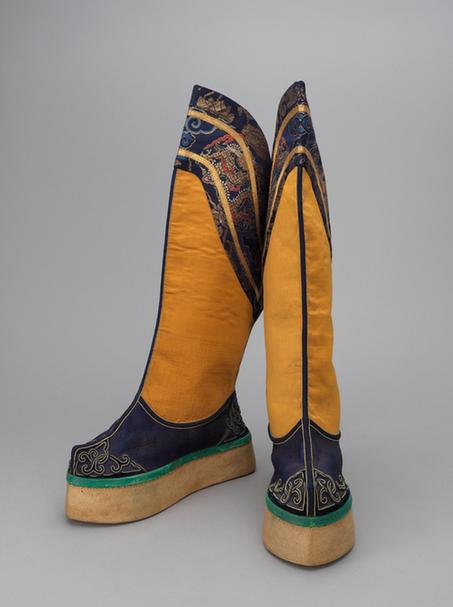 黄色缎筒石青缎帮绒云纹头尖底靴