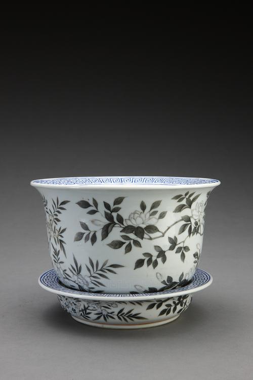 白地墨彩花蝶纹圆盆、奁