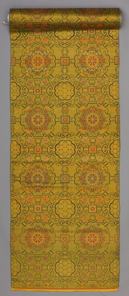 黄色地如意团花纹织金天华锦