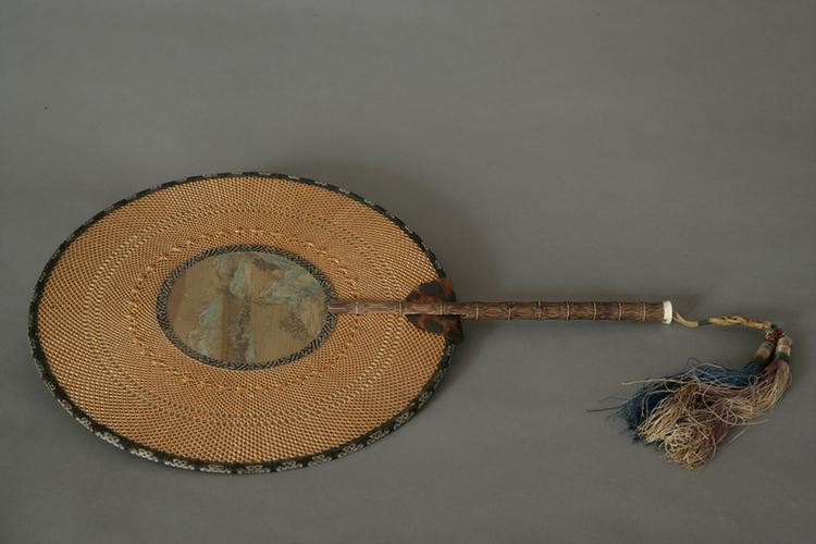 赭色纱绣花卉图面檀木雕花柄团扇