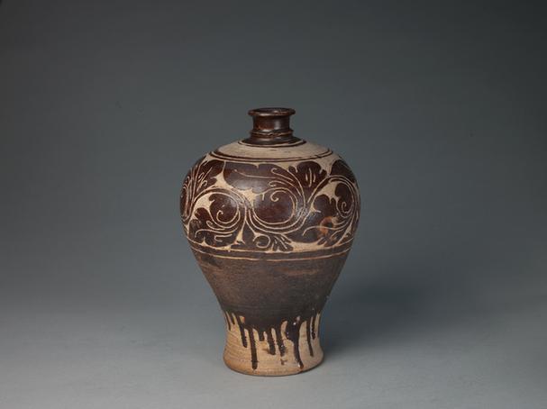 白地黑花刻花卉纹梅瓶