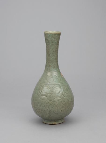 龙泉窑青釉刻花瓶