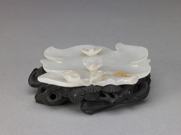 子刚款白玉秋叶草虫纹笔掭