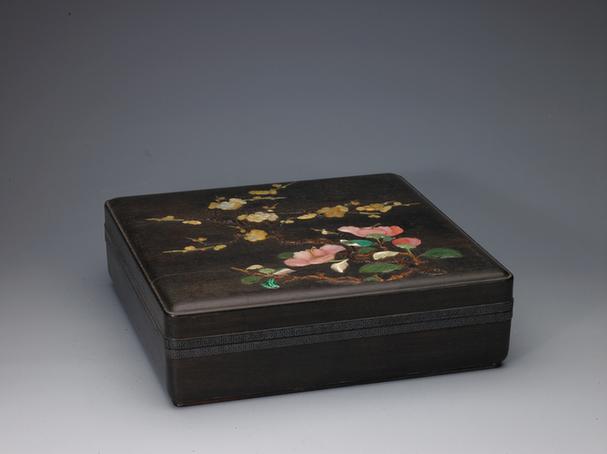 紫檀百宝嵌茶梅图方盒