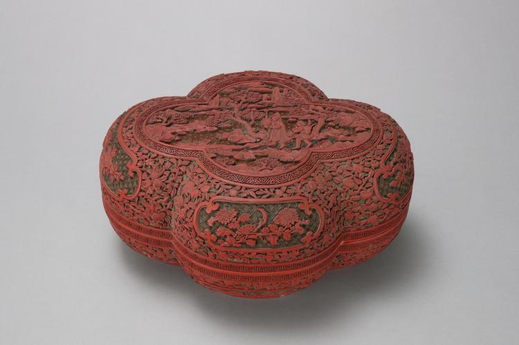 剔彩山水人物图开光花卉纹海棠式盒