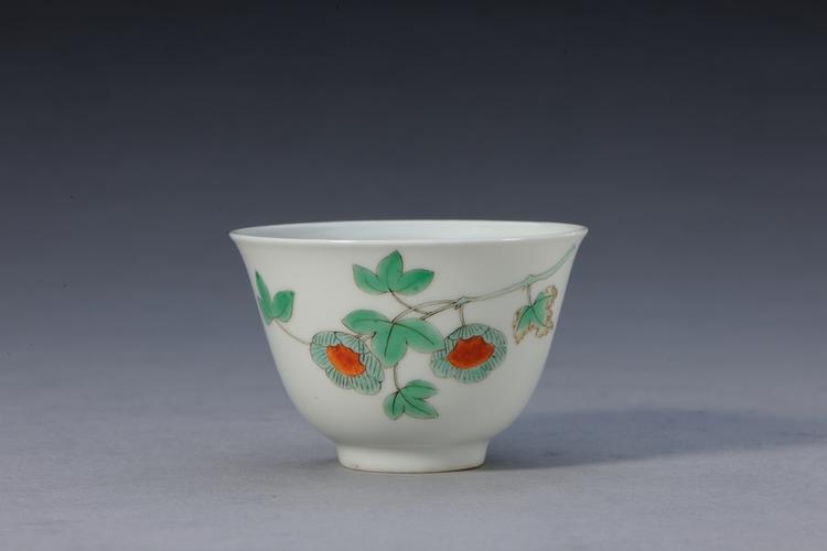 成化款五彩花蝶纹杯