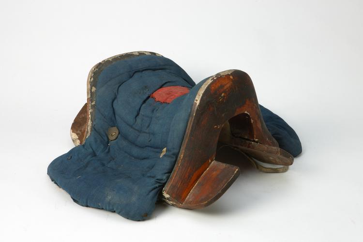 木棕黄漆武备院马鞍