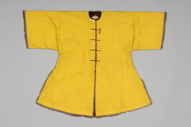 明黄色江山万代纹暗花江绸貂皮端罩