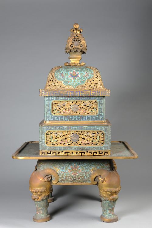 掐丝珐琅宝相花纹委角四足方熏炉