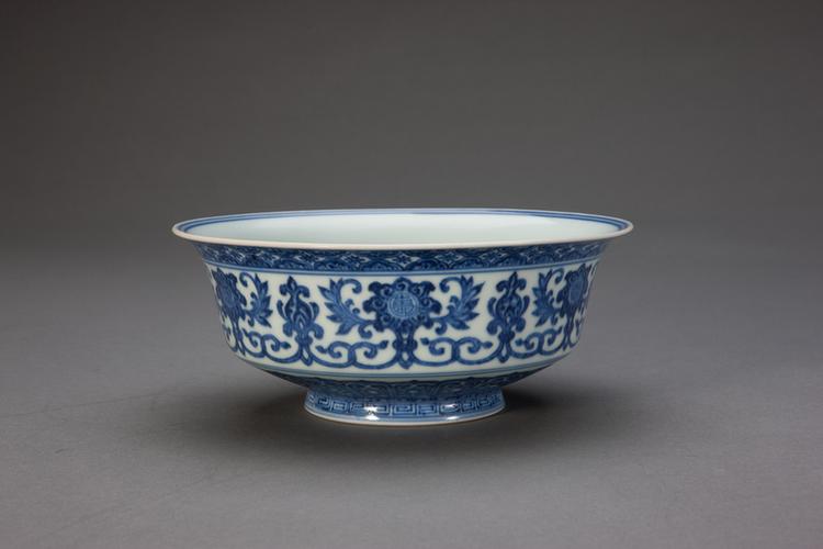 雍正款青花寿字缠枝莲纹折腰碗