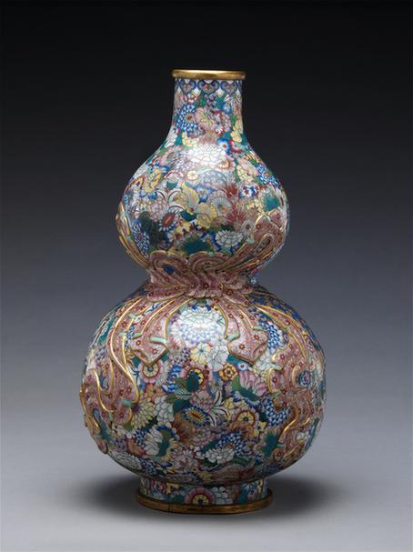 乾隆款掐丝珐琅绶带花卉纹葫芦式瓶