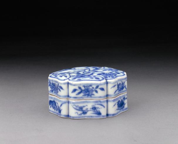 青花花卉纹六棱委角印泥盒