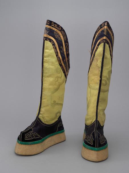 草绿色缎筒石青缎帮绒云纹头尖底靴