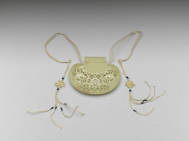 镂雕玉双龙戏珠腰果式香包