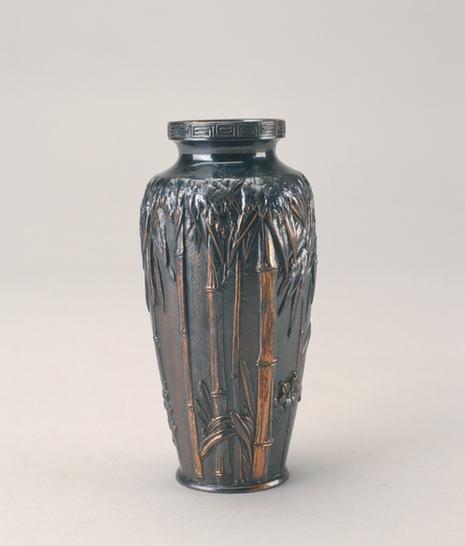 日本铜竹子花卉纹矮颈瓶