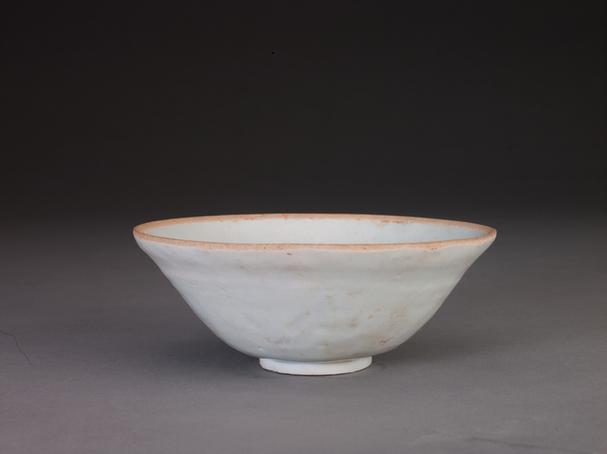 青白釉印花荷花纹碗