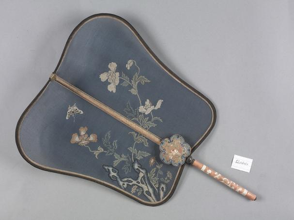 纳纱花蝶图面骨染雕夔龙纹柄团扇