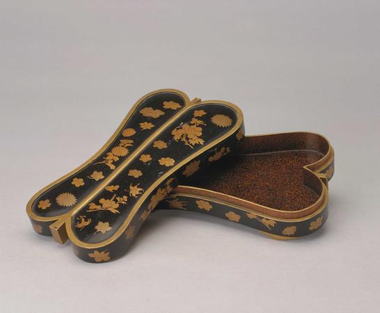 黑漆描金折枝花卉纹扇式盒