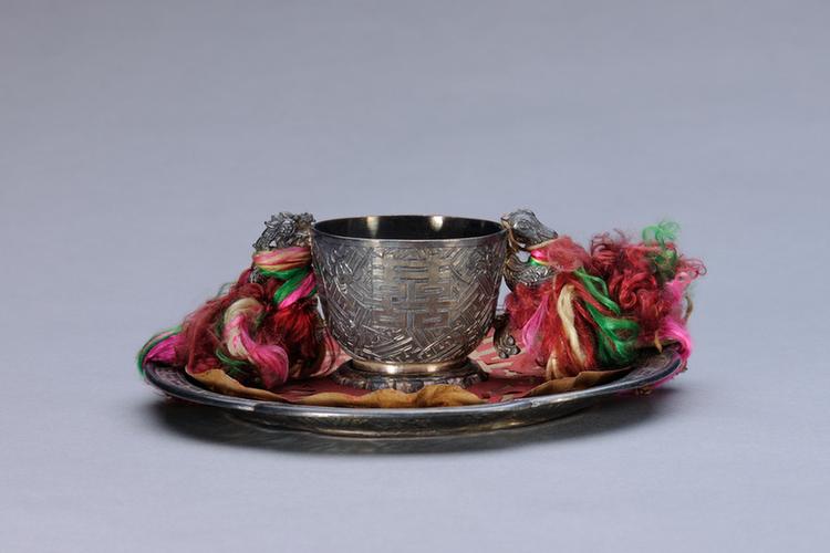 同治九年款银錾花带托耳杯