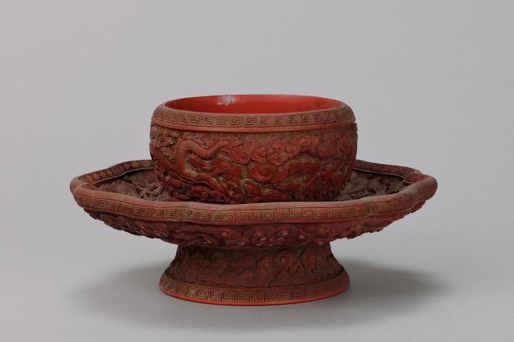 乾隆款剔红云龙纹葵瓣式盏托